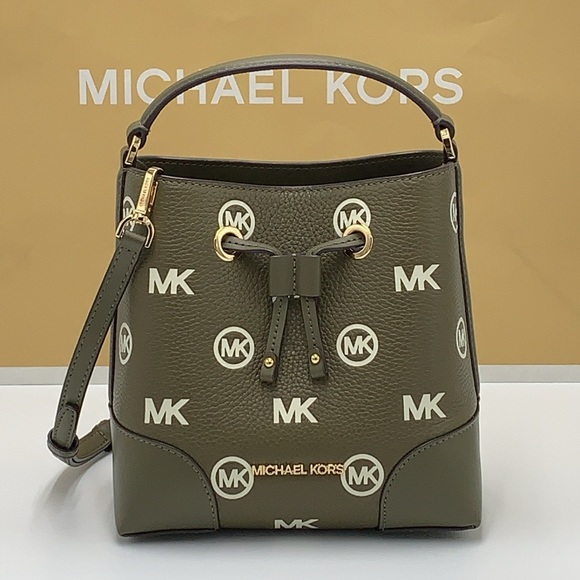 MICHAEL KORS
Mercer Small Logo Embossed Leather Bucket Bag
COLOR OLIVE
NWT - Picture 8 of 16